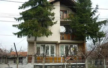 Auction image House